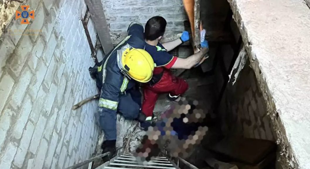 У Кривому Розі рятувальники витягли жінку з 3-метрового льоху