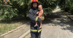 На Дніпропетровщині рятувальники визволили малюка із замкненої квартири