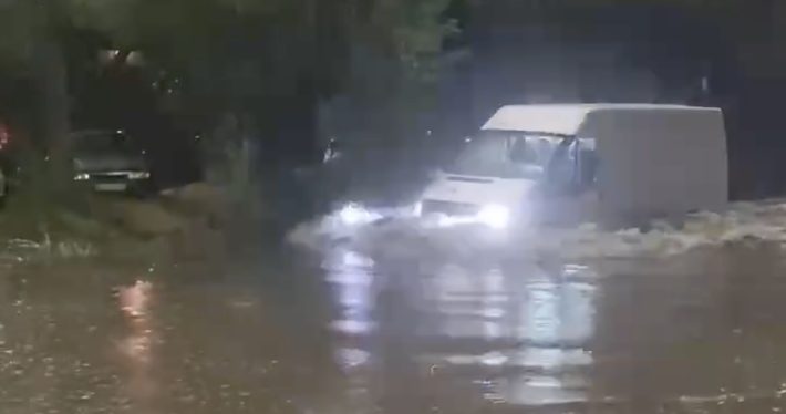 Майже Венеція: вулиці Дніпра затопило через непогоду