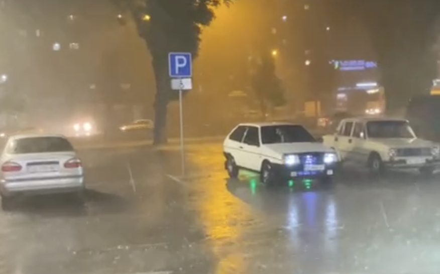 Майже Венеція: вулиці Дніпра затопило через непогоду
