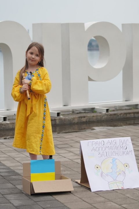 Збирає гроші на ЗСУ грою на сопілці: 7-річна дніпрянка отримала відзнаку від МВС - рис. 2