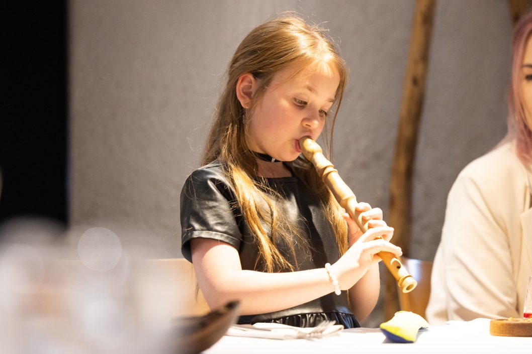 Збирає гроші на ЗСУ грою на сопілці: 7-річна дніпрянка отримала відзнаку від МВС - рис. 1