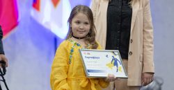 Собирает деньги на ВСУ игрой на свирели: 7-летняя днепрянка получила награду от МВД - рис. 11