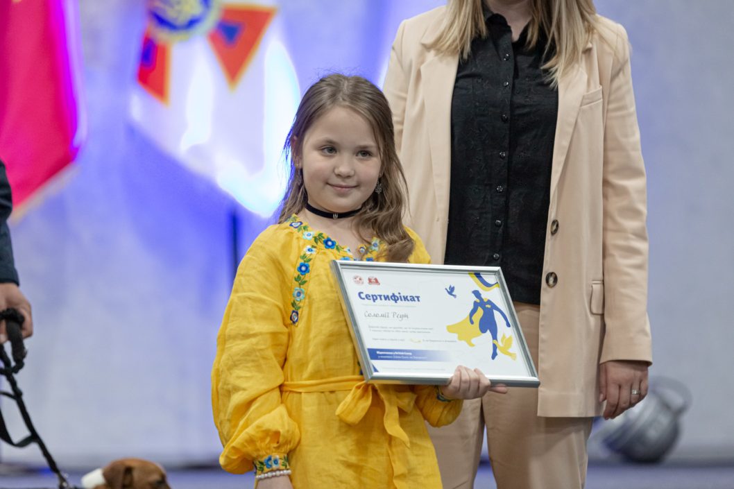 Збирає гроші на ЗСУ грою на сопілці: 7-річна дніпрянка отримала відзнаку від МВС - рис. 4