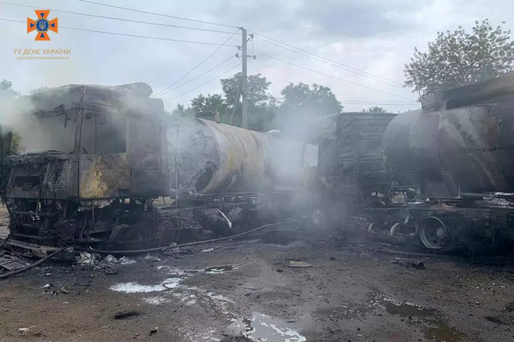 В одном из поселков Днепропетровщины на улице загорелись четыре бензовоза - рис. 2