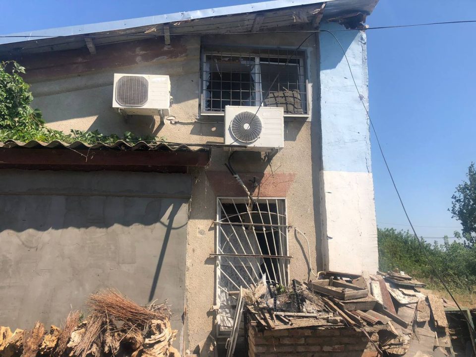 Російські окупанти обстріляли Нікополь: є руйнування цивільних об'єктів