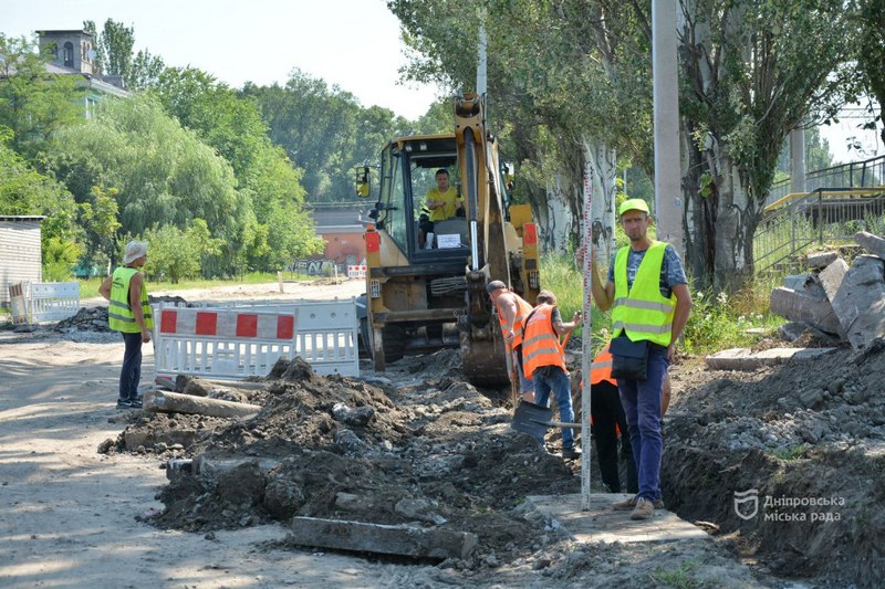 Як у Дніпрі укладають асфальтне покриття та тротуари