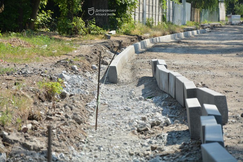 Як у Дніпрі укладають асфальтне покриття та тротуари