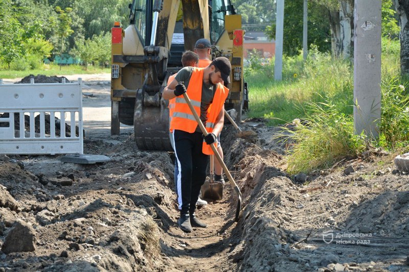 Як у Дніпрі укладають асфальтне покриття та тротуари