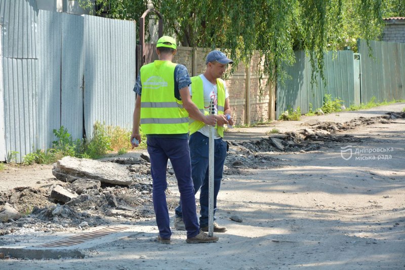 Як у Дніпрі укладають асфальтне покриття та тротуари