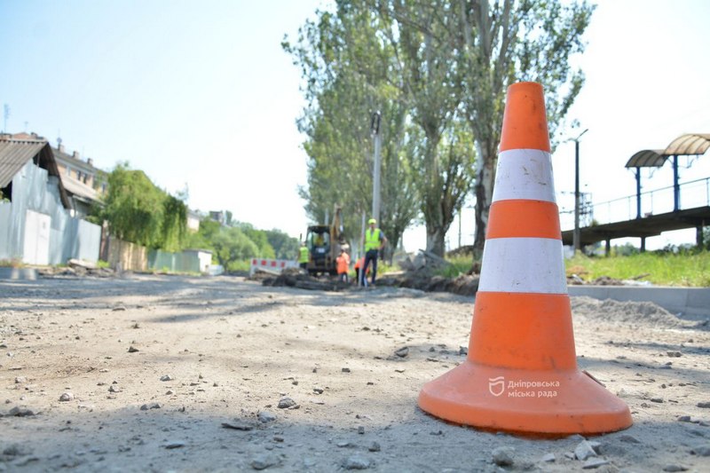 Як у Дніпрі укладають асфальтне покриття та тротуари
