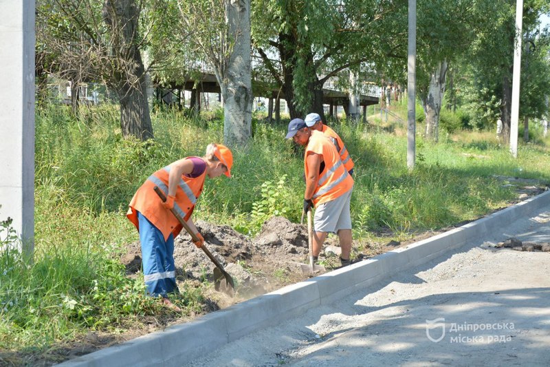 Як у Дніпрі укладають асфальтне покриття та тротуари