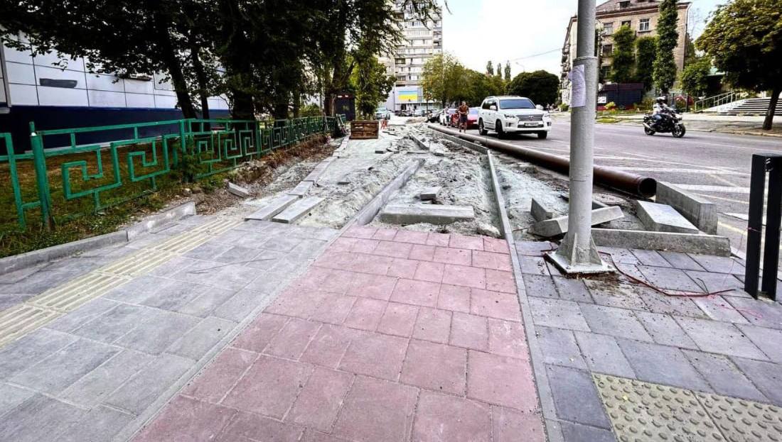 У Дніпрі на вулиці Володимира Великого почали оновлювати тротуар