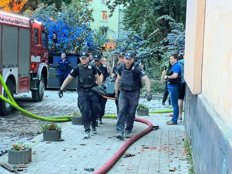 Во Львове обломки российской ракеты попали в жилой дом: есть погибшие и пострадавшие - рис. 2