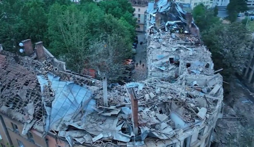 У Львові зросла кількість постраждалих: рятувальники розбирають завали