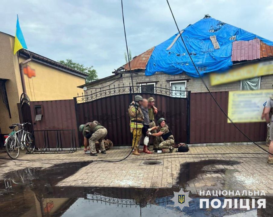Российские оккупанты обстреляли частный сектор Лимана в Донецкой области: есть погибшие и раненые - рис. 2