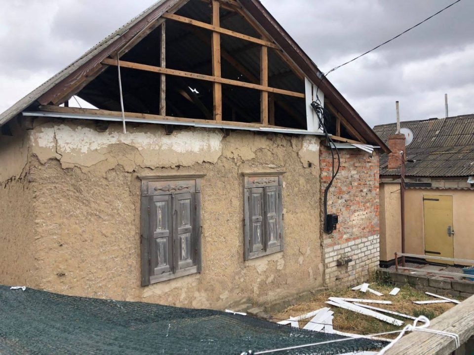 Российские оккупанты атаковали Никополь из тяжелой артиллерии: повреждены дома и линия электропередач - рис. 1