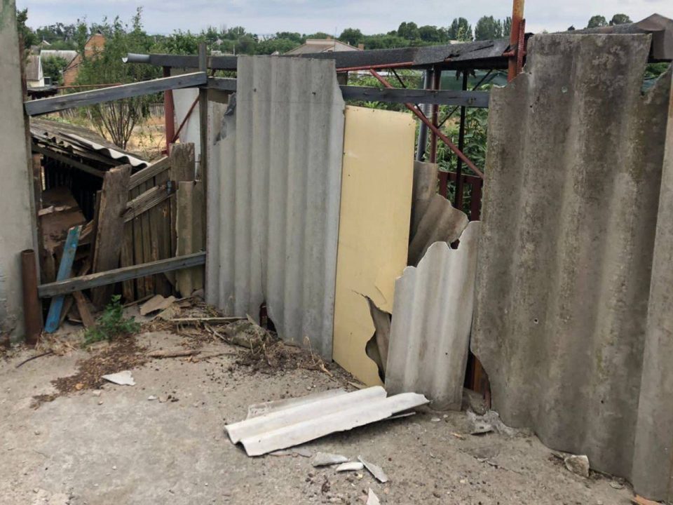 Российские оккупанты атаковали Никополь из тяжелой артиллерии: повреждены дома и линия электропередач - рис. 2