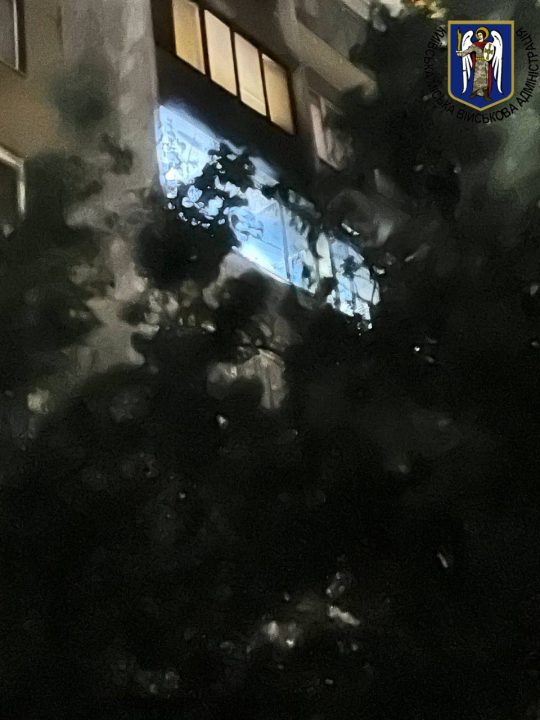 У Києві уламки збитих беспілотників впали на житлові будинки: є загиблі та постраждалі - рис. 4