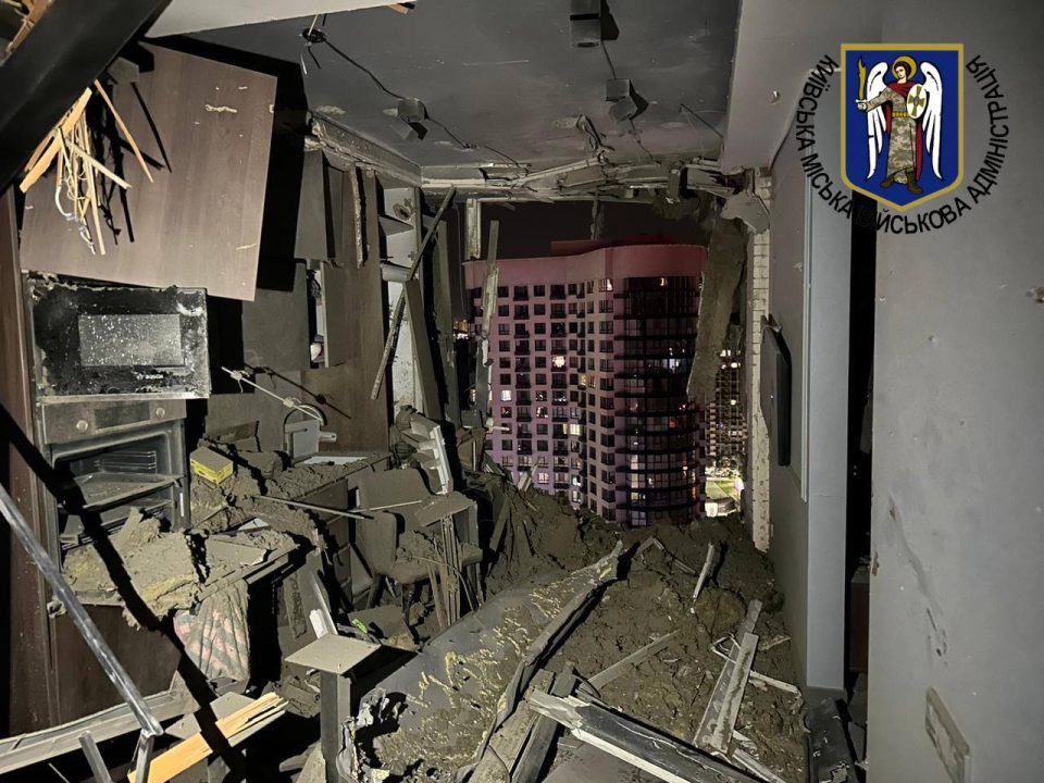 У Києві уламки збитих беспілотників впали на житлові будинки: є загиблі та постраждалі - рис. 2