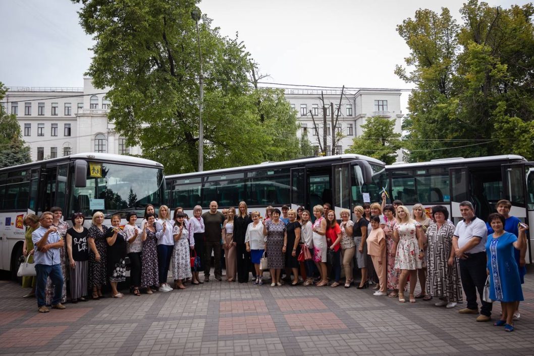 Дніпропетровщина отримала 14 великих шкільних автобусів від Франції - рис. 3