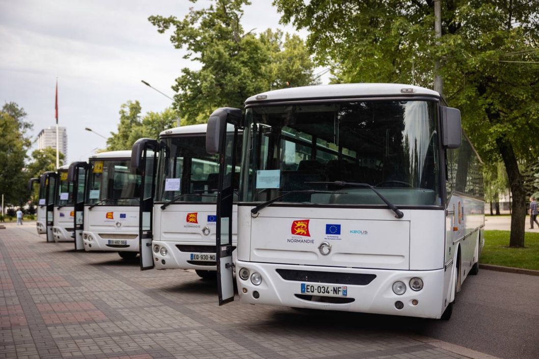 Днепропетровщина получила 14 больших школьных автобусов от Франции - рис. 1