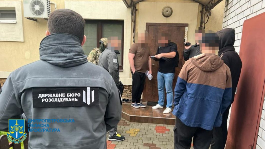 Угрожали и отбирали средства: в Днепре будут судить преступную группу, запугивавшую воина ВСУ - рис. 2