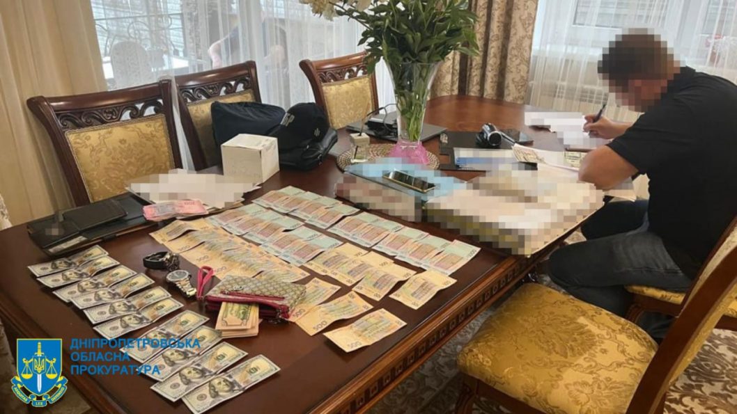 Погрожували та відбирали кошти: у Дніпрі судитимуть злочинну групу, що залякувала воїна ЗСУ