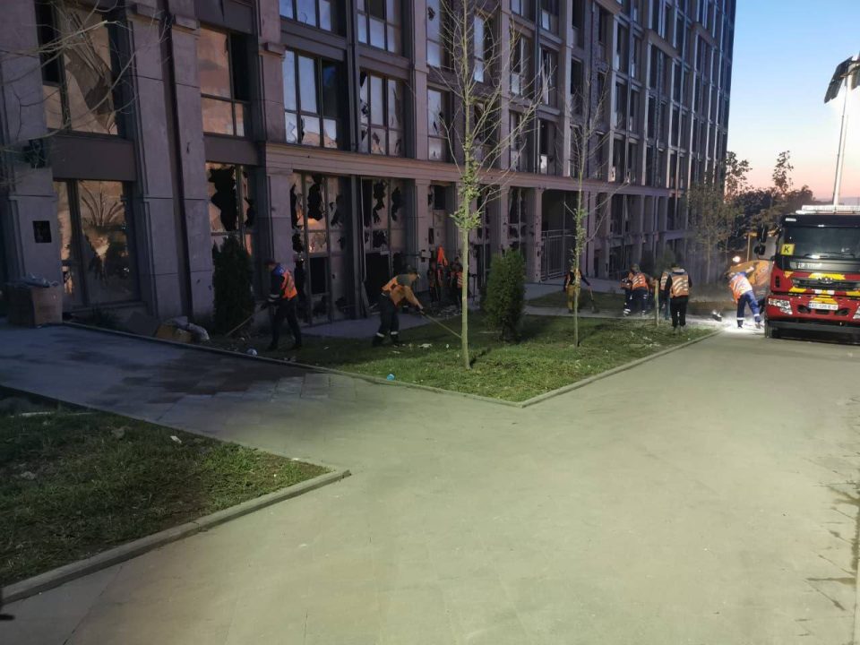 У Дніпрі комунальники ліквідовують наслідки ракетного удару: кількість пошкоджених об'єктів збільшилася - рис. 1