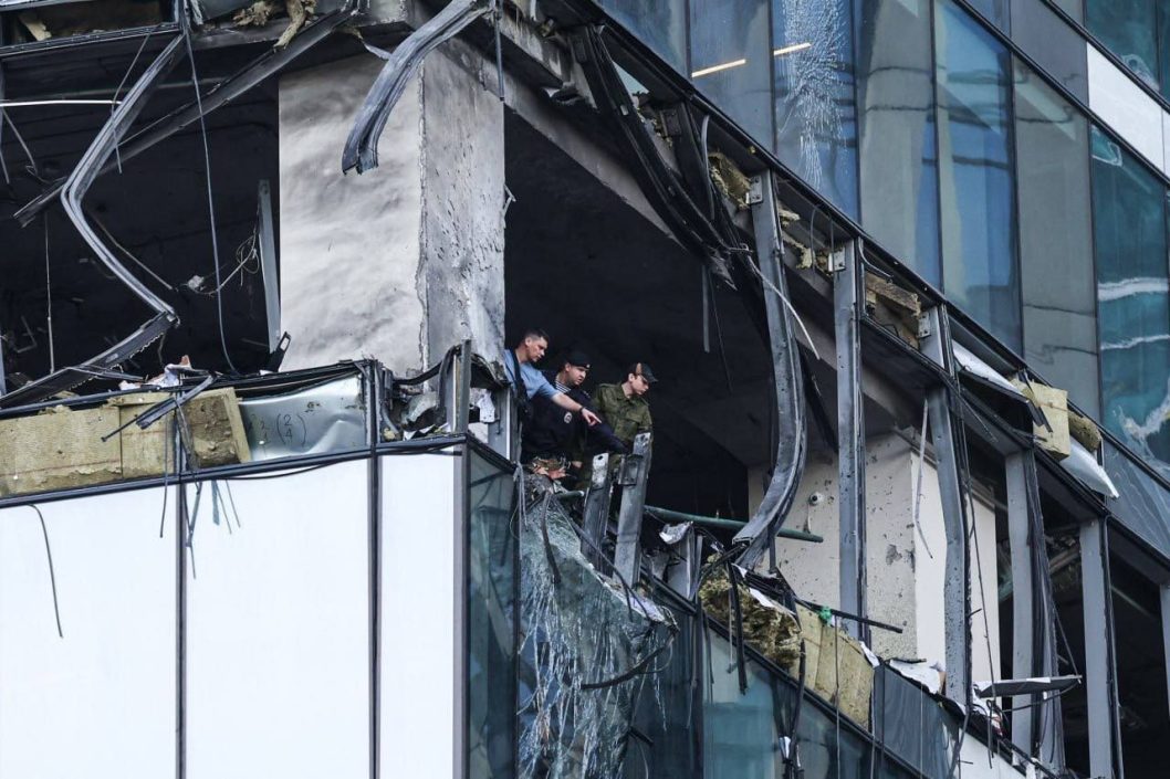 Утром неизвестные беспилотники атаковали столицу РФ: поврежден бизнес-центр "Москва-Сити" - рис. 1