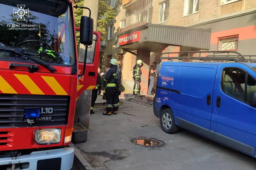 В Шевченковском районе Днепра произошел пожар в продуктовом магазине - рис. 1