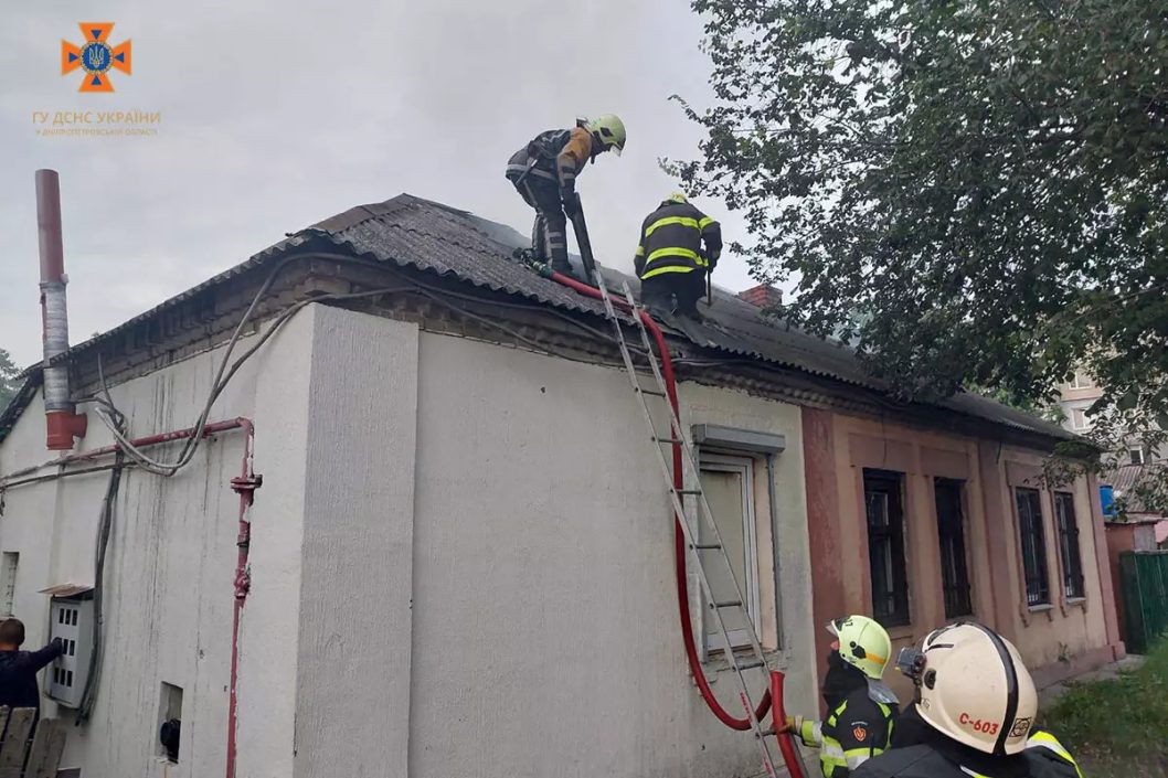 В Днепропетровской области загорелся частный жилой дом - рис. 1