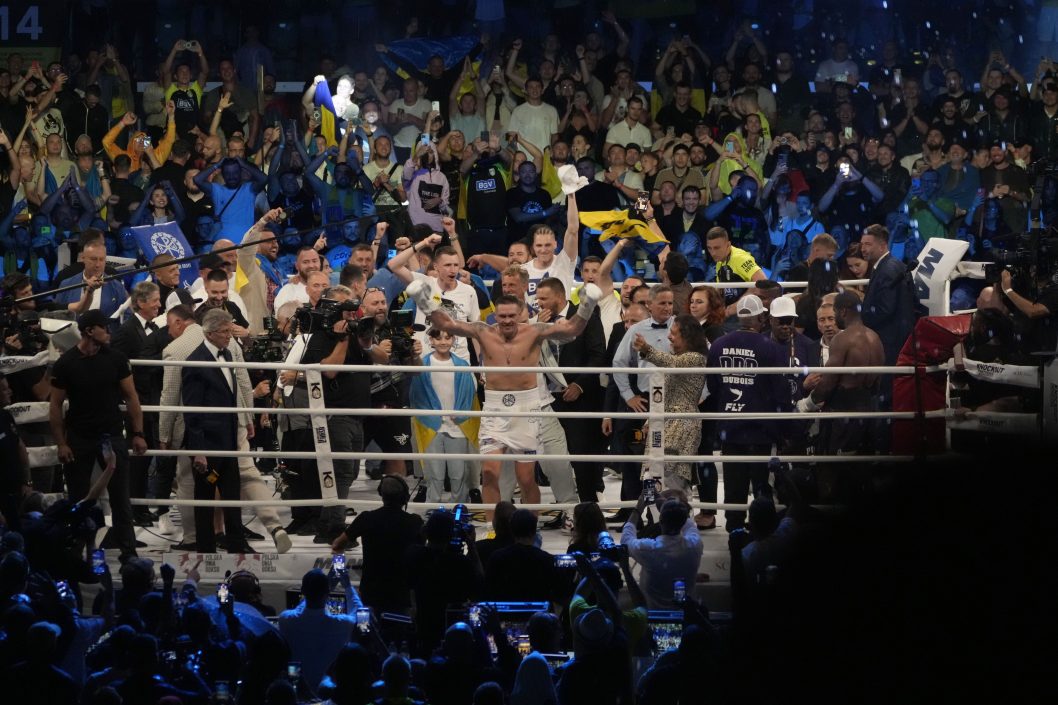 Посвящаю победу Украине и ВСУ: Усик нокаутировал Дюбуа и защитил чемпионские титулы в тяжелом весе - рис. 5