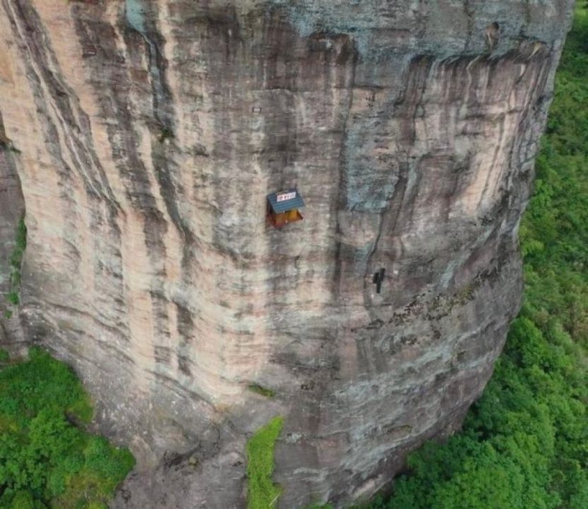 У Китаї на схилі скелі побудували магазин на висоті 120 метрів - рис. 1