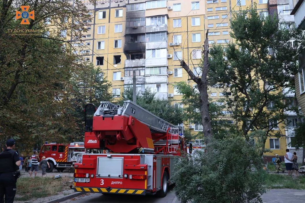 В Днепре на Янтарной произошел масштабный пожар в многоэтажке - рис. 1