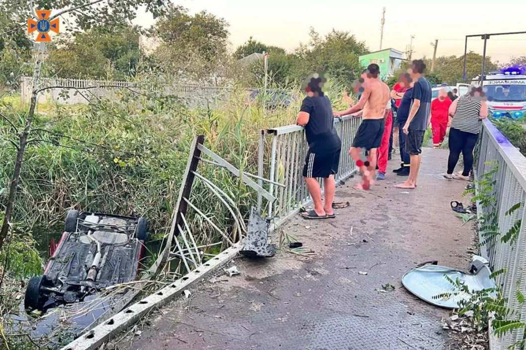 В Днепре легковушка упала в реку: пострадали 4 человека, из них двое детей - рис. 1