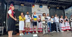 В немецком Кельне провели фестиваль в поддержку Украины и Днепра - рис. 10
