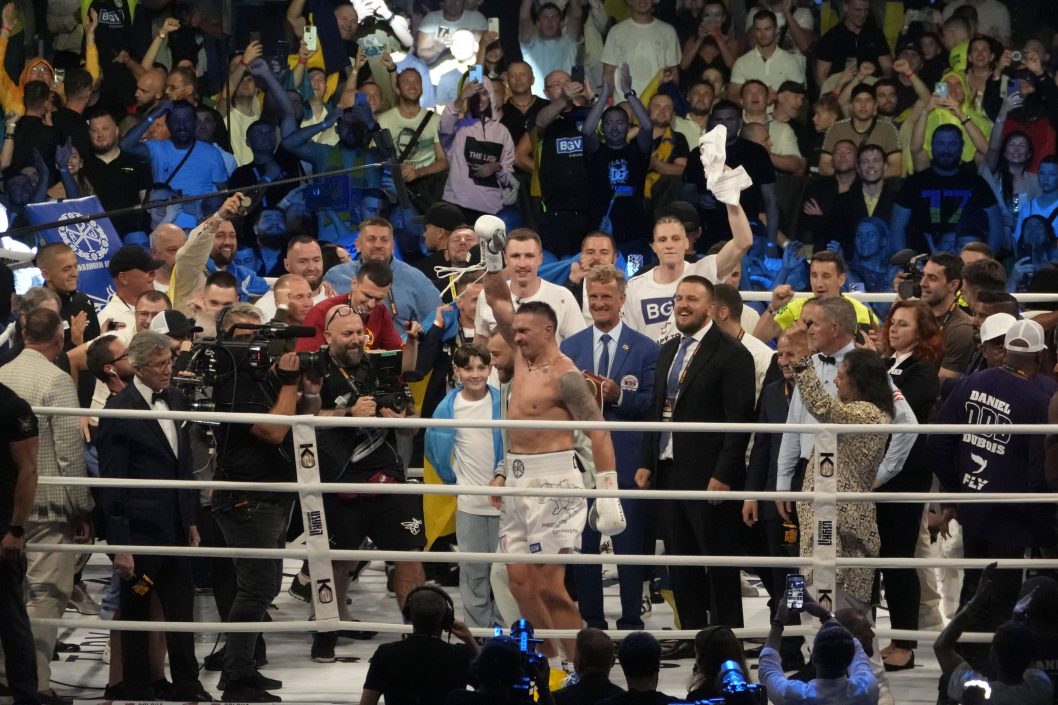 Посвящаю победу Украине и ВСУ: Усик нокаутировал Дюбуа и защитил чемпионские титулы в тяжелом весе - рис. 6