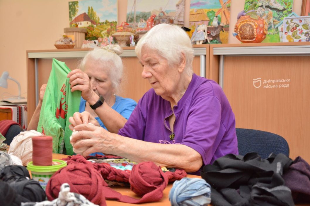 У територіальному центрі Дніпра підопічні виготовляють речі для військових