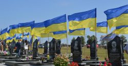 У Києві дві сестри станцювали на могилі власного батька, який загинув на фронті