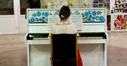 На улицах Днепра ко Дню Независимости Украины установили 5 уличных фортепиано - рис. 1