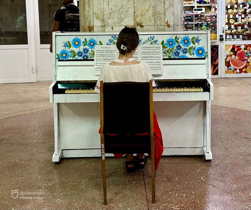 На вулицях Дніпра до Дня Незалежності України встановили 5 вуличних фортепіано