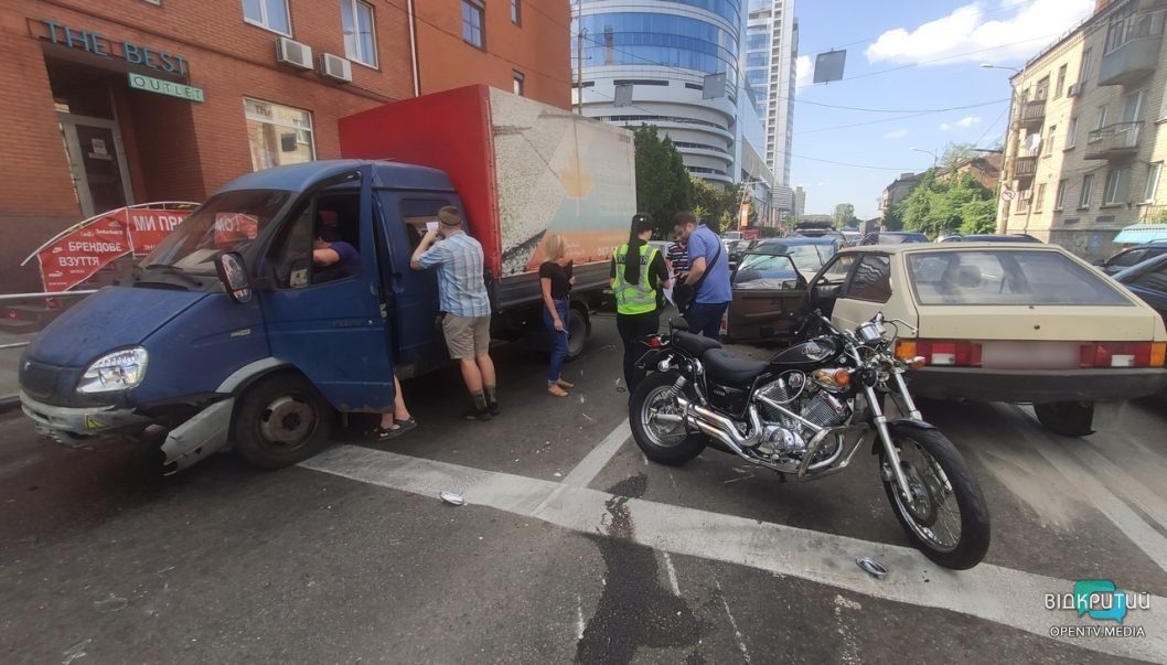 Водій «ВАЗ» збив мотоцикліста: перші подробиці масштабної ДТП у середмісті Дніпра