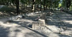 У Дніпровському парку Зелений Гай оновлюють тротуар, пошкодженим дощами
