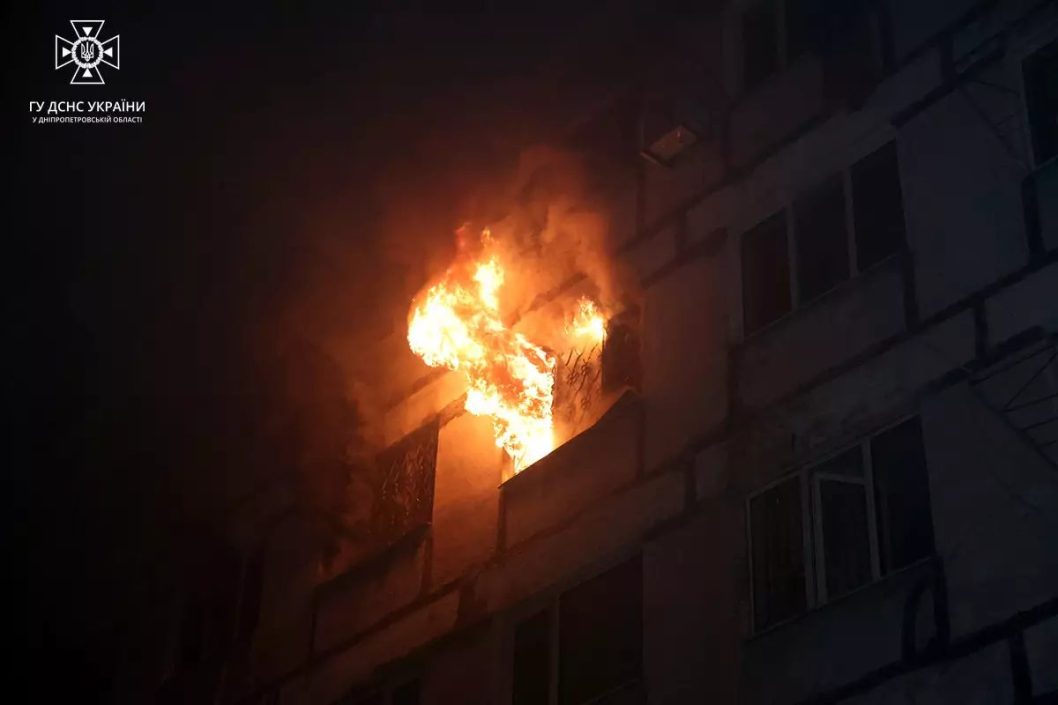 Масштабный пожар в многоэтажке в Днепре: 44 спасенных и 2 пострадавших - рис. 1