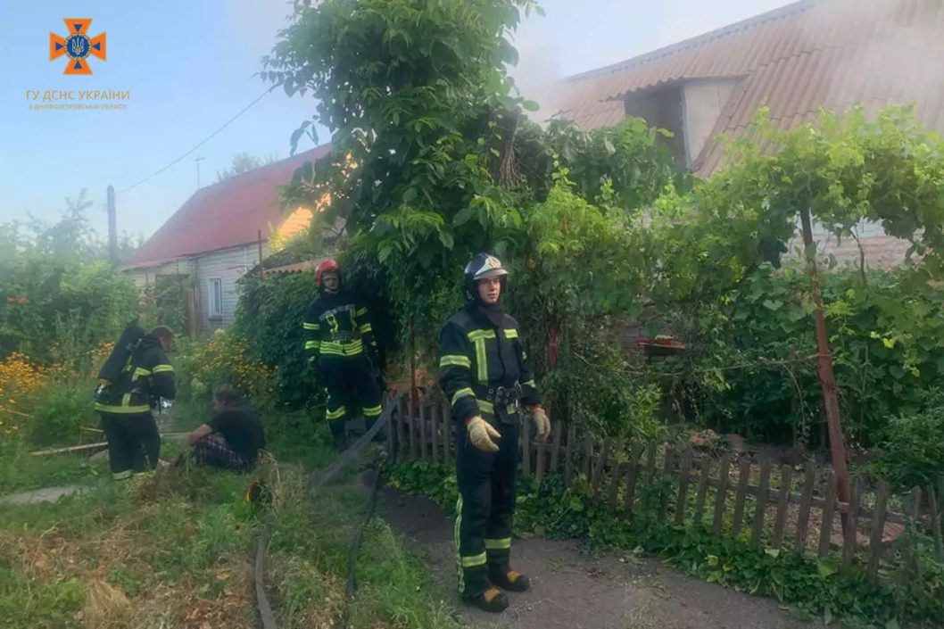 В Кривом Роге произошел пожар: из жилого дома спасли мужчину - рис. 1