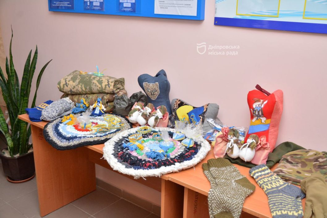 У територіальному центрі Дніпра підопічні виготовляють речі для військових