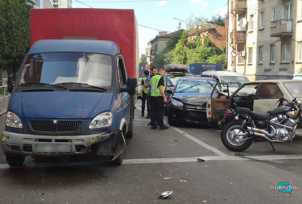 Водій «Таврія» збив мотоцикліста: перші подробиці масштабної ДТП у середмісті Дніпра