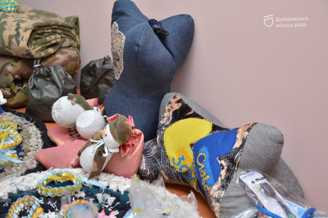 У територіальному центрі Дніпра підопічні виготовляють речі для військових