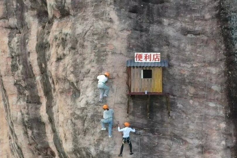 В Китае на склоне скалы построили магазин на высоте 120 метров - рис. 2